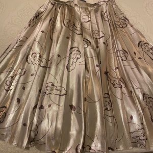 Ralph Lauren Purple Label 3/4 length skirt. Elegant wardrobe addition.